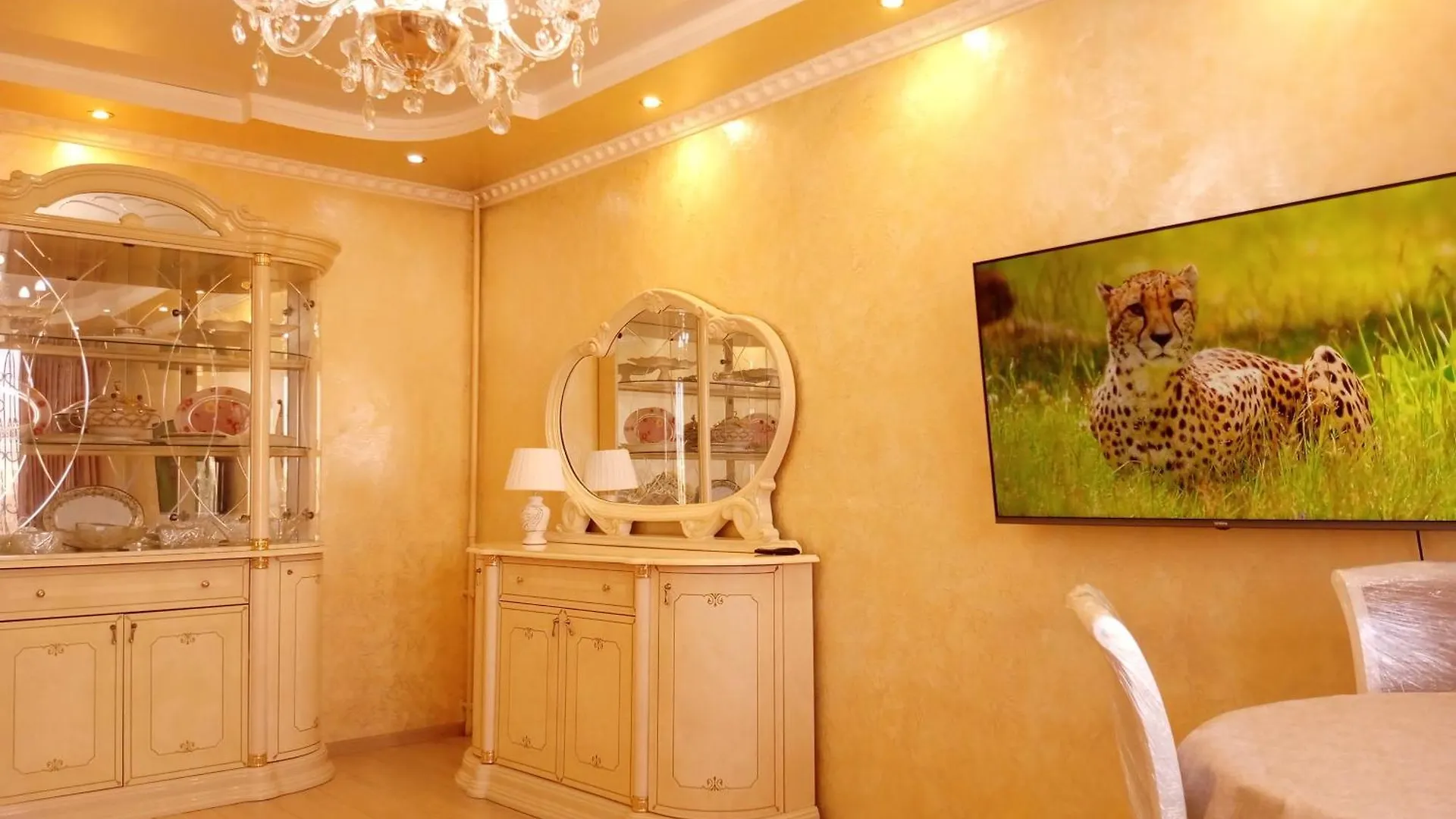 3 Rooms Of Sun Almaty Apartment