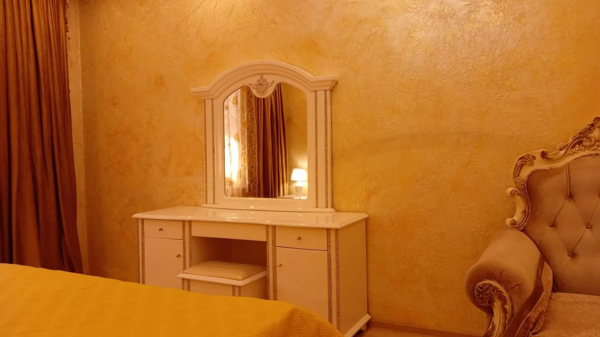 Apartment 3 Rooms Of Sun Almaty