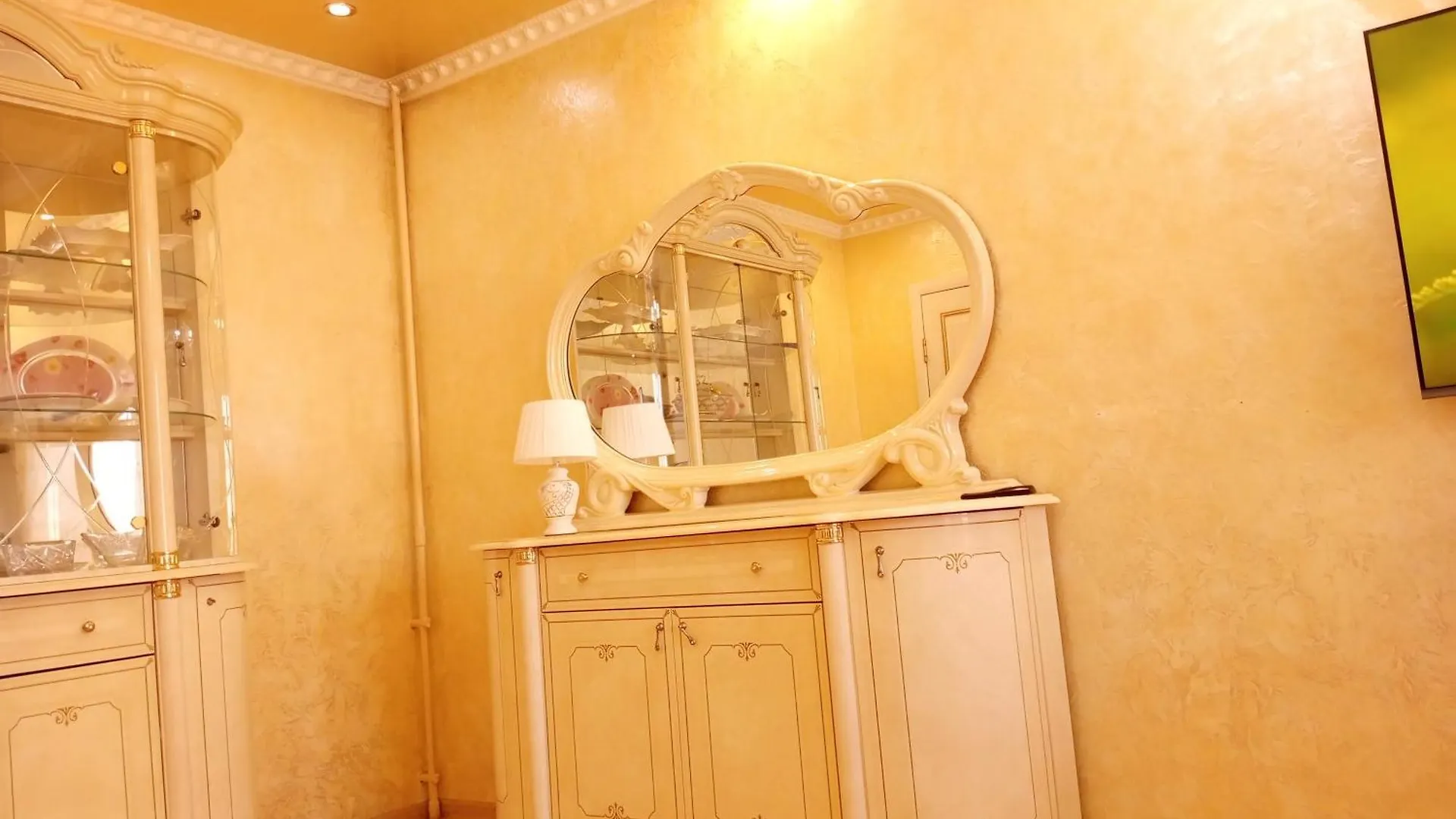Apartment 3 Rooms Of Sun Almaty