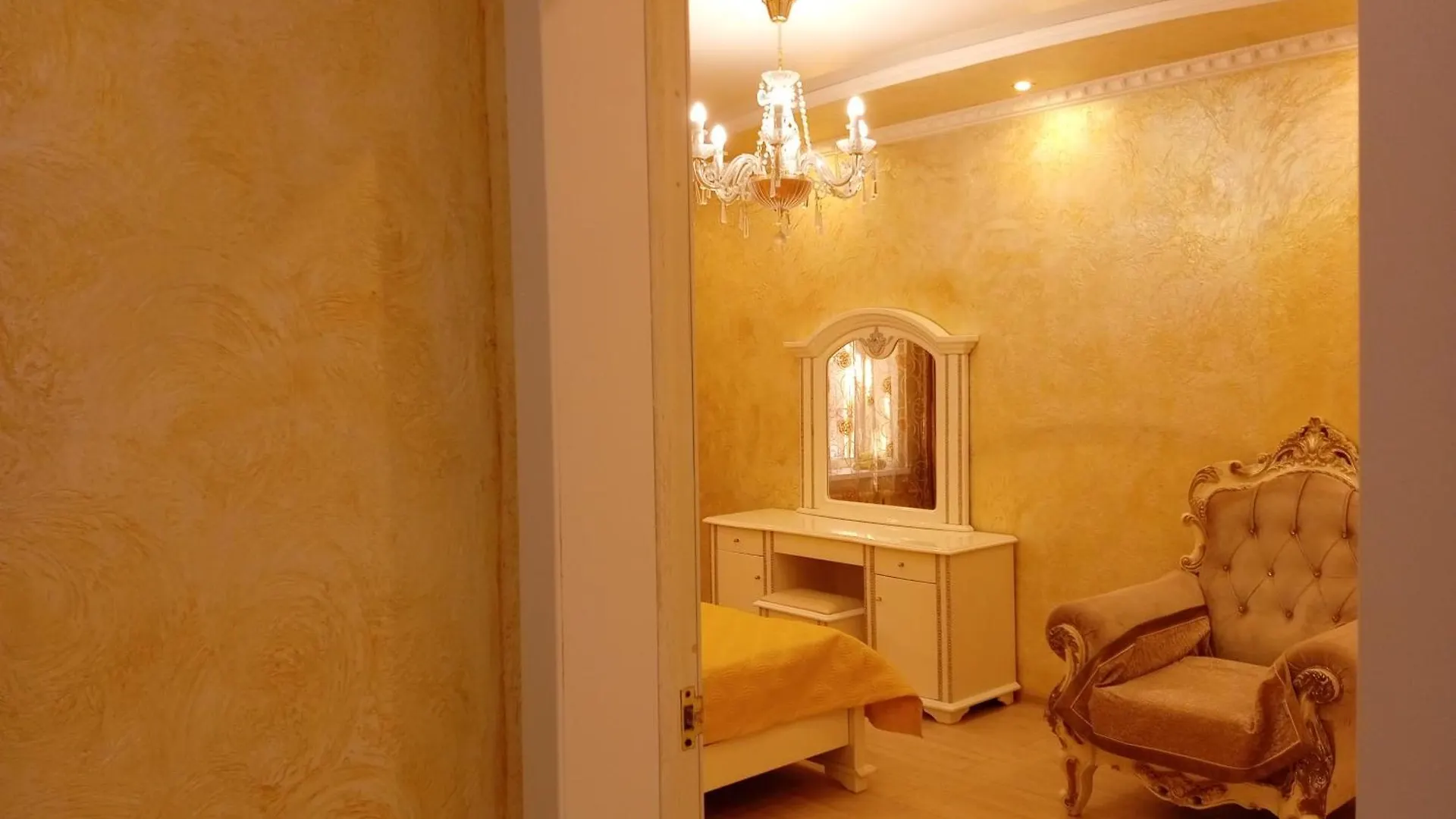3 Rooms Of Sun Almaty Apartment
